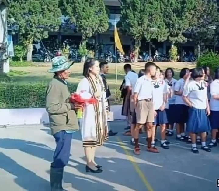 พ่อแต่งตัวบ้านๆ ถือช่อดอกไม้ มาหาลูกสาวที่โรงเรียน ก่อนเห็นปฏิกิริยา