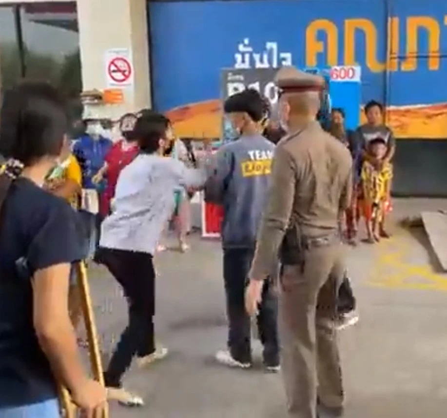 ญาติทนไม่ไหววิ่งเข้าใส่ไอ้เต้ยจ้วงเด็กปั๊มดับเพราะไม่มีเงินค่าน้ำมัน