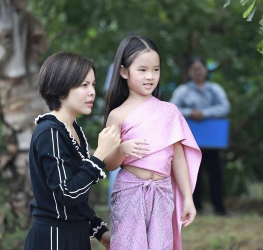 แอฟ ทักษอร เปิดภาพเบื้องหลังการแสดงเรื่องแรก น้องปีใหม่ มืออาชีพมากๆ