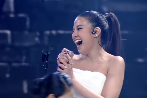 "ใบเตย อาร์สยาม" เจอคอมเมนต์ถล่มทลาย หลังโชว์เพลงสากล Shallow