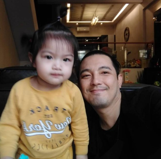 หนุ่ม ศรราม อวดความน่ารักของลูกสาว น้องวีจิ วัย 2 ขวบ โตเป็นสาวแล้ว