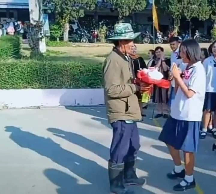 พ่อแต่งตัวบ้านๆ ถือช่อดอกไม้ มาหาลูกสาวที่โรงเรียน ก่อนเห็นปฏิกิริยา