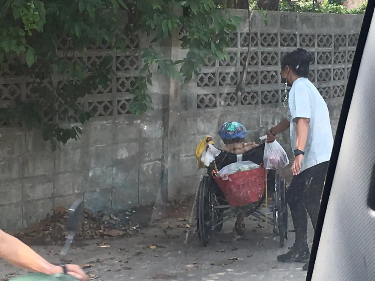หนุ่มเห็นแล้วต้องแอบถ่าย พนักงานสาวร้านสะดวกซื้อ ช่วยคุณยายนั่งวีลแชร์