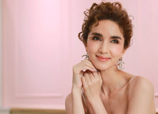 โบว์ แวนด้า เปลี่ยนลุคใหม่ทำผมหยิก สวยแปลกตา