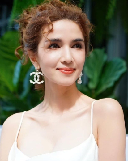 โบว์ แวนด้า เปลี่ยนลุคใหม่ทำผมหยิก สวยแปลกตา