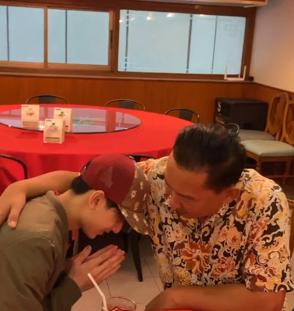 อบอุ่นหัวใจ น้องอชิ ลูกชาย ฟลุค เกริกพล ก้มกราบคุณปู่ในวันเกิดอายุครบ 18 ปี