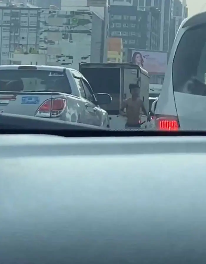 หนุ่มปริศนา แอบปีนรถส่งของขณะรถติด แถมวิ่งมาเปิดประตูรถคนอื่น