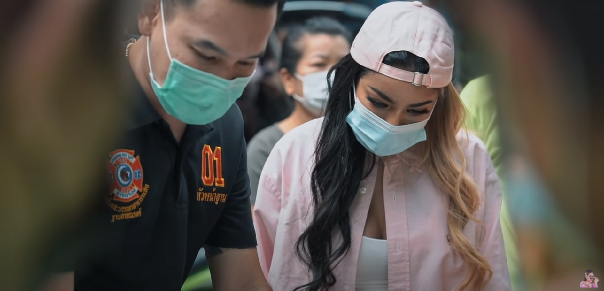 พิมรี่พาย ควักเงินซื้อโซล่าเซลล์ 100 ดวง ให้ชุมชนที่มืดมิดมาหลาย 10 ปี