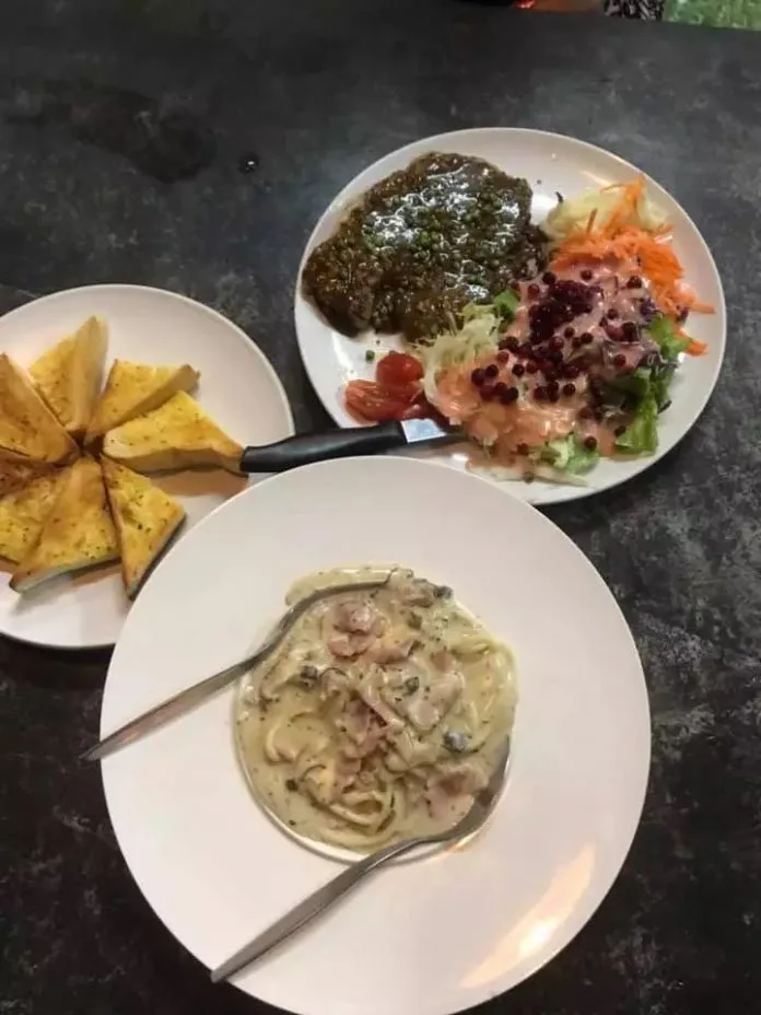 สาวสุดทน เจอเจ้าของร้านสวดยับ หลังสั่งสเต็กที่ร้าน มาแบ่งกันกินกับแฟน