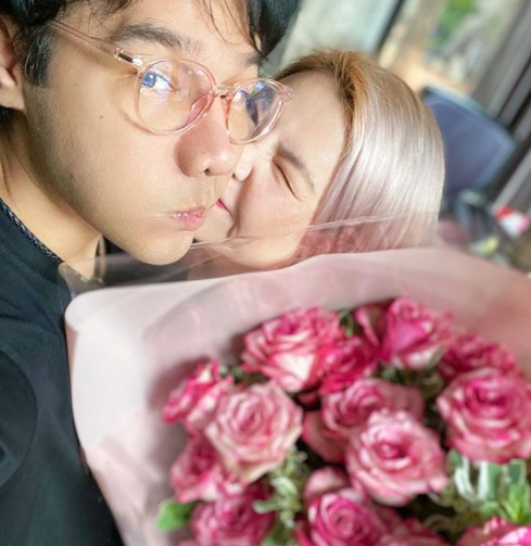 กอล์ฟ เบญจพล สุดดีใจ หลังภรรยาเซอร์ไพรส์รถหรูป้ายแดงคันแรกในชีวิต