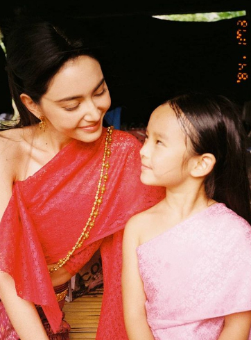 ใหม่ ดาวิกา โพสต์รูปคู่ น้องปีใหม่ ก่อนแม่แอฟ โผล่คอมเม้นต์
