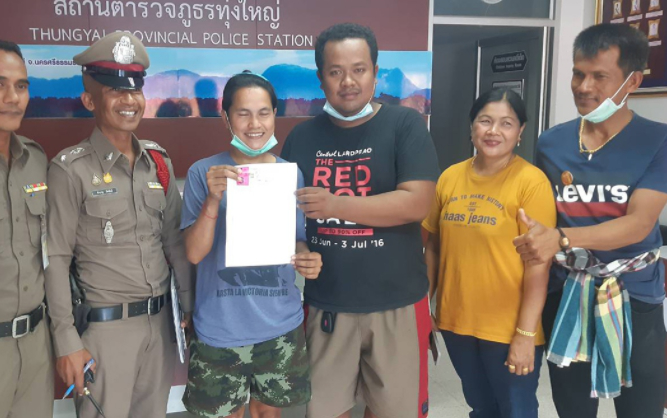 แม่ค้าขายของชำซื้อลอตเตอรี่ ตามเลขทะเบียนรถขนวัคซีนโควิด