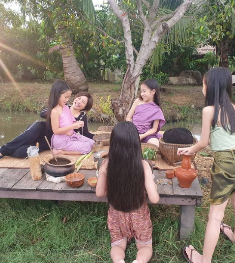 แอฟ ทักษอร เปิดภาพเบื้องหลังการแสดงเรื่องแรก น้องปีใหม่ มืออาชีพมากๆ