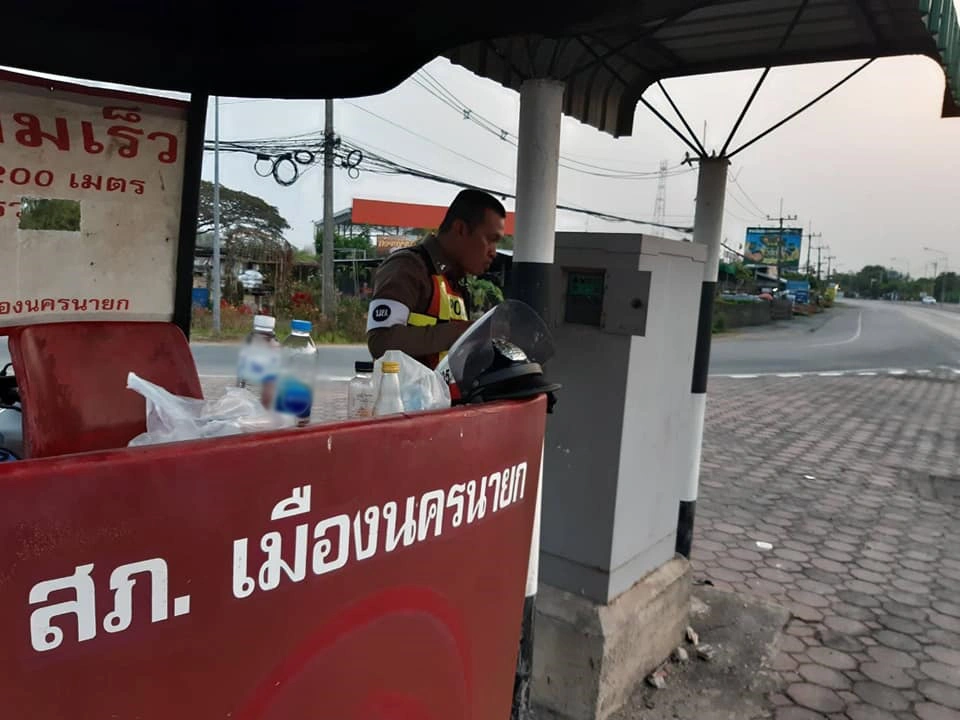 ชีวิต ตร.จราจร ช่วงวันหยุดยาว ทำงานไม่ได้พัก ต้องยืนโซ้ยข้าวกลางสี่แยก