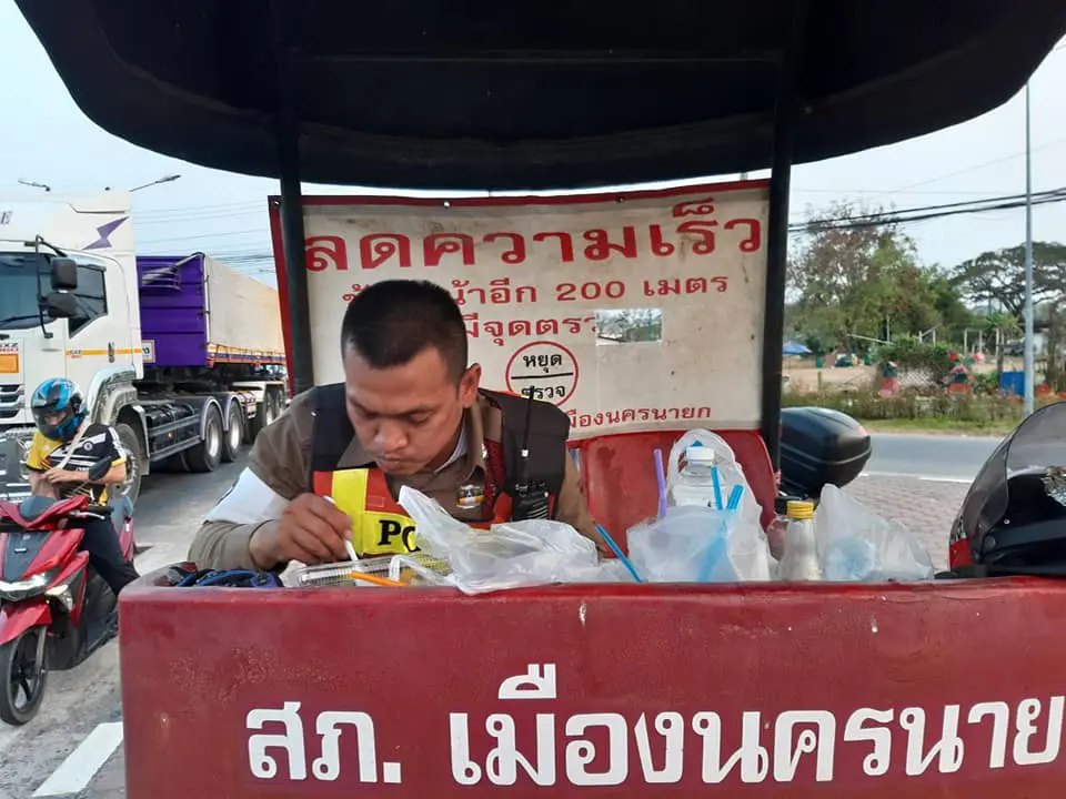 ชีวิต ตร.จราจร ช่วงวันหยุดยาว ทำงานไม่ได้พัก ต้องยืนโซ้ยข้าวกลางสี่แยก