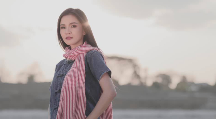 อาม ชุติมา กลับมาลุคเก่าสวมเสือยืดกางเกงยีนส์ ถูกใจแฟนคลับ