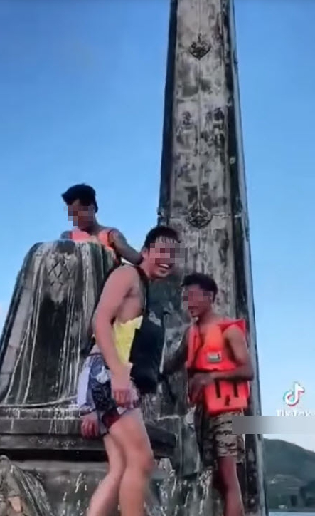 แก๊งวัยรุ่นเที่ยวอ่างเก็บน้ำคลองกะทูน ปีนเมรุเก่าที่จมน้ำกว่า 30 ปี ถ่