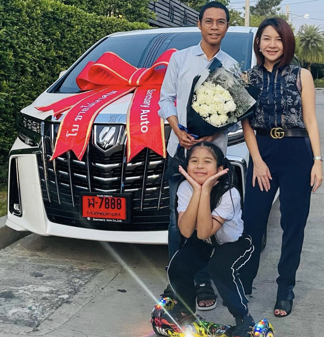 หนึ่ง จักรวาล ถอยรถหรูป้ายแดง เป็นของขวัญภรรยา-ลูกสาว