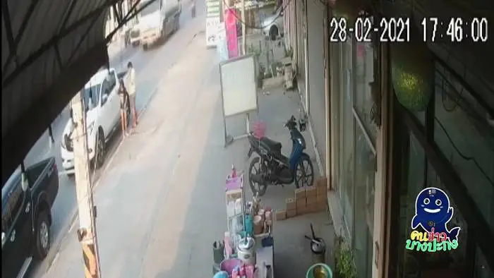 นาทีระทึก หนุ่มพลัดตกท่อ ร่วงลงไปจนมิดหัว หลังฝาท่อชำรุด