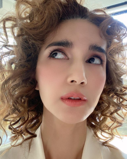 โบว์ แวนด้า เปลี่ยนลุคใหม่ทำผมหยิก สวยแปลกตา