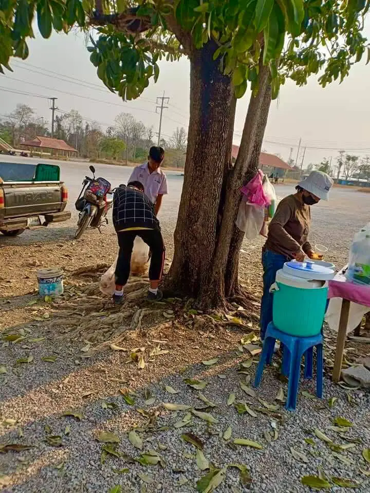 เเม่ค้าน้ำหวานให้2นักเรียนชายทานฟรี เห็นเป็นประจำเก็บขยะหลังเลิกเรียน
