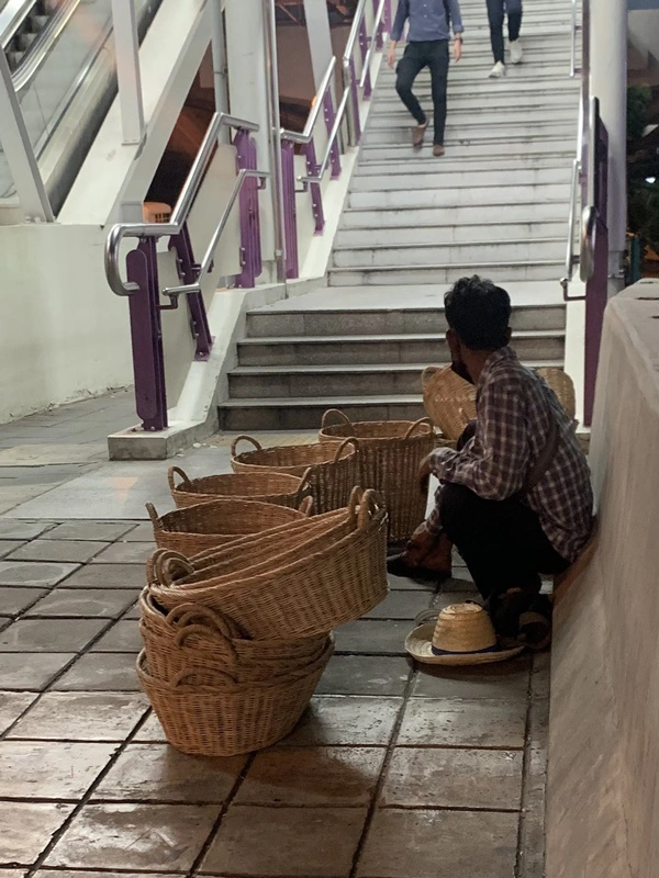 คุณลุงขายตระกร้าหวายเลี้ยงชีพ บางวันขายไม่ได้ ใครเจอวอนช่วยอุดหนุนที