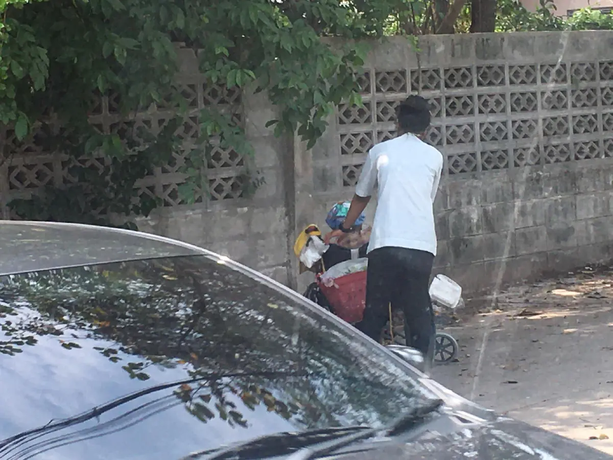 หนุ่มเห็นแล้วต้องแอบถ่าย พนักงานสาวร้านสะดวกซื้อ ช่วยคุณยายนั่งวีลแชร์