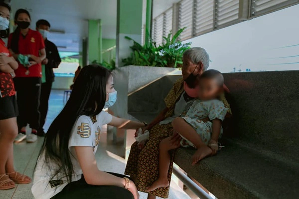 สาวใจบุญ มอบเงินช่วยเหลือคุณยายวัย 94 ต้องนั่งเฝ้าหลานไม่สบาย