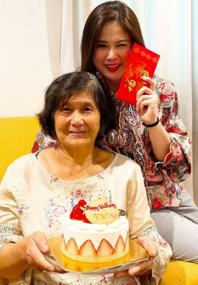 อบอุ่นหัวใจ ติ๊ก กัญญารัตน์ ฉลองวันเกิดคุณแม่อย่างอบอุ่น เรียบง่าย