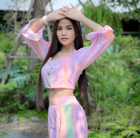 อาม ชุติมา กลับมาลุคเก่าสวมเสือยืดกางเกงยีนส์ ถูกใจแฟนคลับ