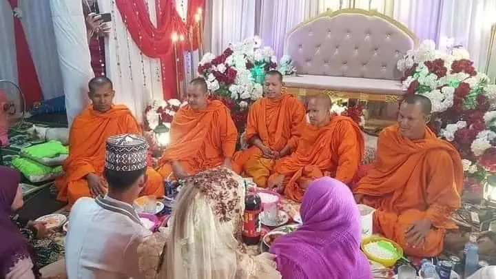 คู่บ่าวสาวมุสลิม เข้าพิธีแต่งงานในกัมพูชา แต่เชิญพระมาฉันภัตตาหาร
