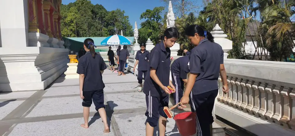 ปรบมือให้ กลุ่มนักเรียน นำเงินเก็บห้อง มาซื้ออุปกรณ์ทำความสะอาดวัด