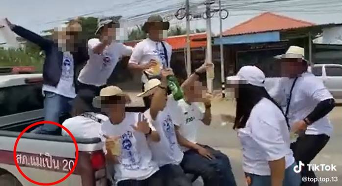 ชาวเน็ตจวกยับ คลิปหนุ่ม-สาวโยกกันสุดมัน บนท้ายรถกระบะตำรวจ