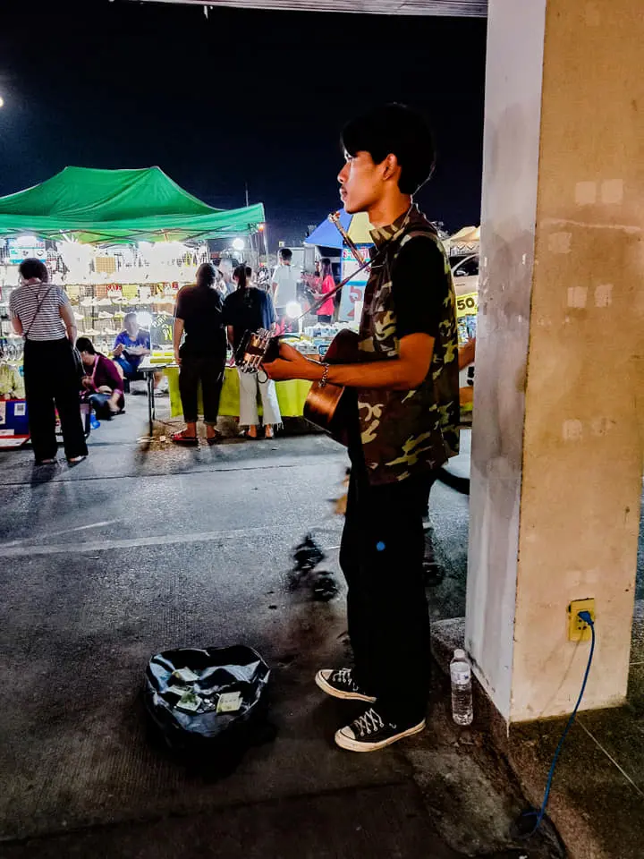 นักศึกษาหนุ่มใช้เวลาว่างเล่นดนตรีเปิดหมวก หาเงินซื้ออาหารแจกคนยากไร้