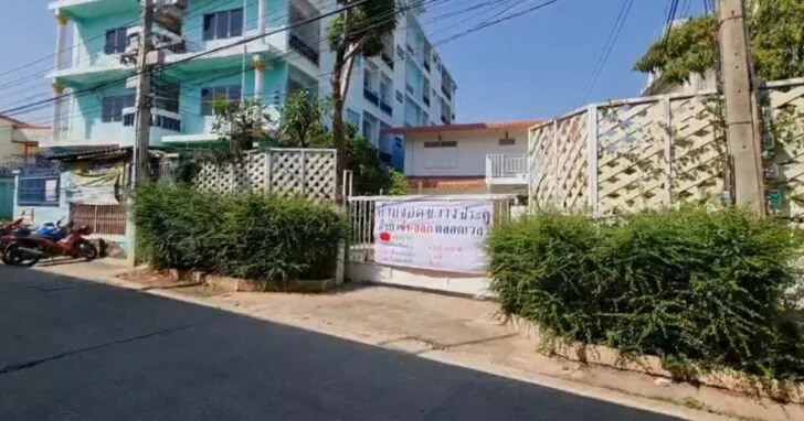 เจ้าของบ้าน ติดป้ายหน้าประตูบ้าน หลังเคยมีคนมาจอดขวาง ทำลูกจบช้า 1 ปี