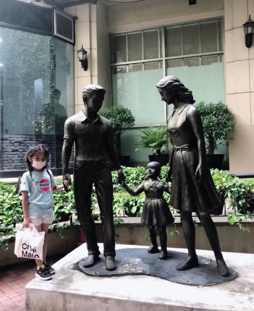 โบว์ แวนด้า เจ็บทุกครั้ง "น้องมะลิ" ขอถ่ายรูปกับรูปปั้น พ่อ แม่ ลูก