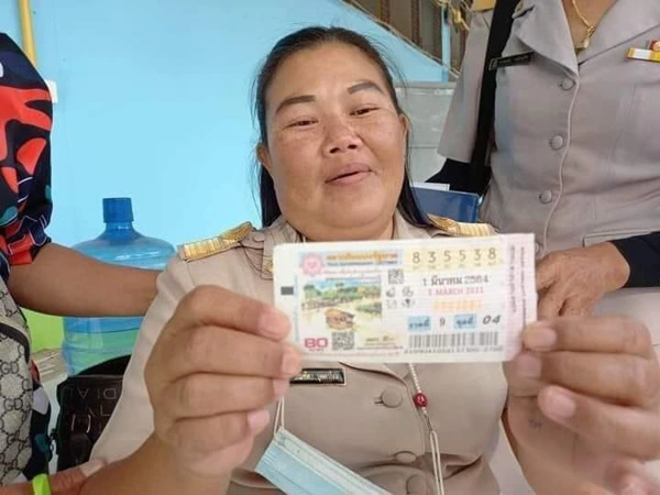 ครูสาว จ.อุบลราชธานี​ ดวงเฮงถูกรางวัลที่ 1 รับทรัพย์ 6 ล้าน