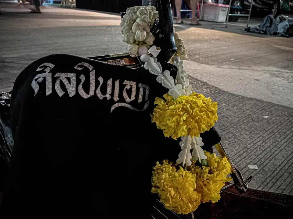 นักศึกษาหนุ่มใช้เวลาว่างเล่นดนตรีเปิดหมวก หาเงินซื้ออาหารแจกคนยากไร้