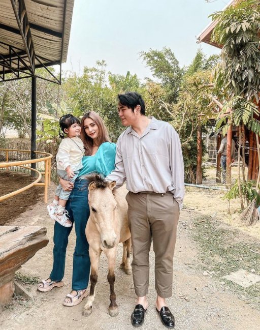 อุ้ม ลักขณา พาลูกสาว น้องดิสนีย์ เที่ยวพักผ่อนดูม้า จ.เชียงใหม่