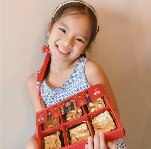 น้องปีใหม่ โชว์ยิ้มหวานโพสท่าถ่ายรูป ยิ่งโตยิ่งสวยได้ แม่แอฟ
