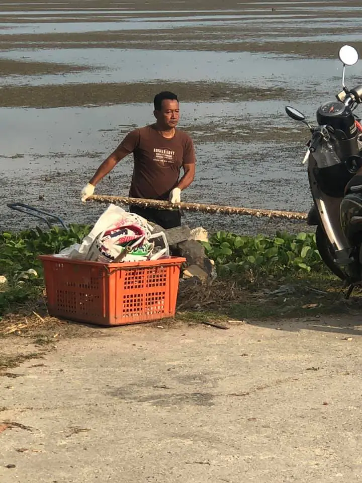 สาวแอบถ่าย ชายพลเมืองดีเดินเก็บขยะเกลื่อนหาดบ้านเพ เพียงลำพัง