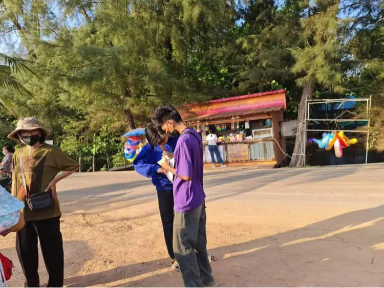 สาวเคืองใจ ไปเที่ยวชายหาดสาธารณะ กลับโดนชายเสื้อม่วงเรียกเก็บ 50
