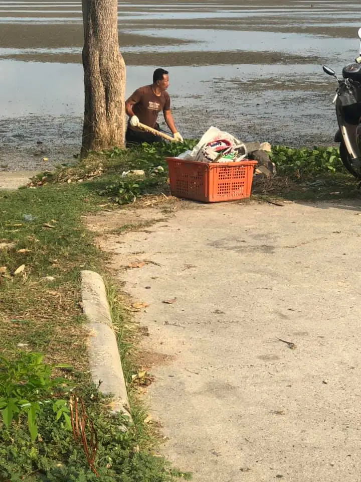 สาวแอบถ่าย ชายพลเมืองดีเดินเก็บขยะเกลื่อนหาดบ้านเพ เพียงลำพัง