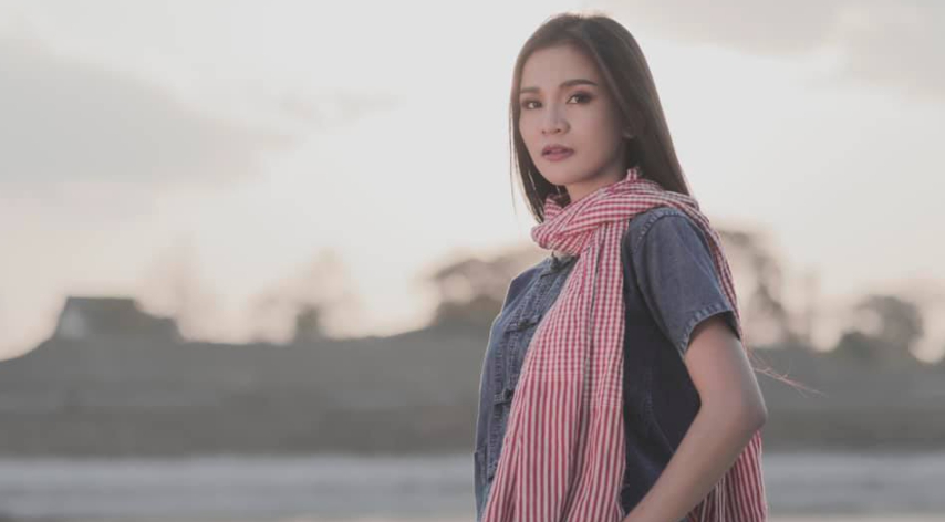 อาม ชุติมา กลับมาลุคเก่าสวมเสือยืดกางเกงยีนส์ ถูกใจแฟนคลับ