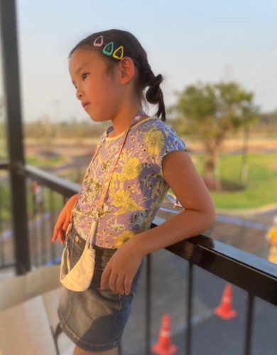น้องปีใหม่ โชว์ยิ้มหวานโพสท่าถ่ายรูป ยิ่งโตยิ่งสวยได้ แม่แอฟ