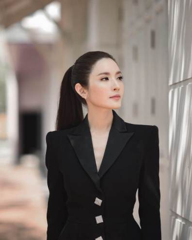 แอฟ ทักษอร ร่วมเฟรมถ่ายรูป โอปอล์-ปุ๊กกี้ โดน น้องปีใหม่ แย่งซีนเต็มๆ