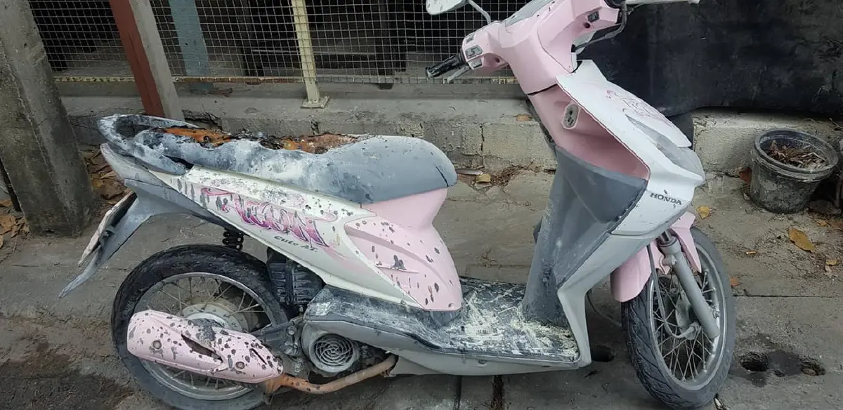 เจ้าของรถดวงแตก ขับขึ้นมาจอดบนทางเท้า เจอสายไฟฟ้าแรงสูงร่วงมาโดนเต็มๆ
