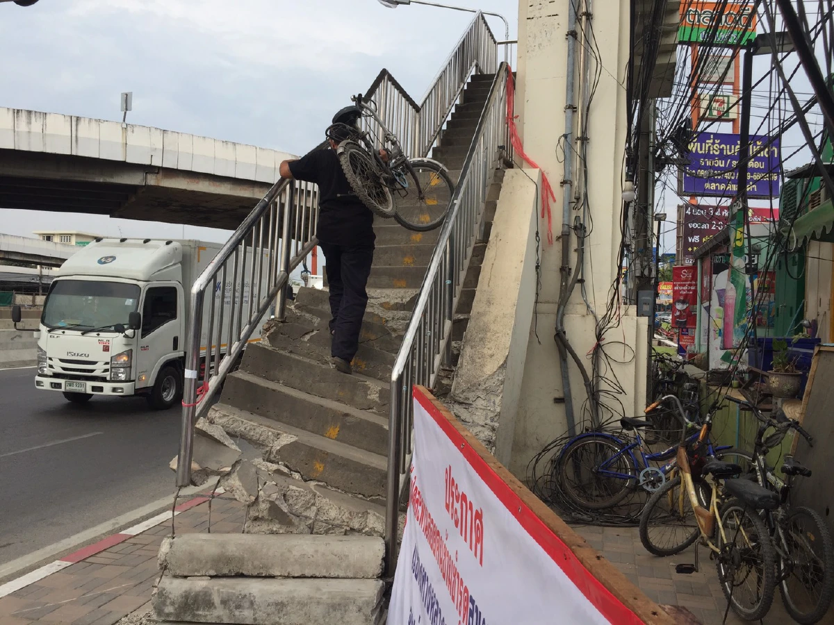 ชาวบ้านครวญหนัก สะพานลอยถูกรถชนพัง ทำเดือดร้อนหนัก