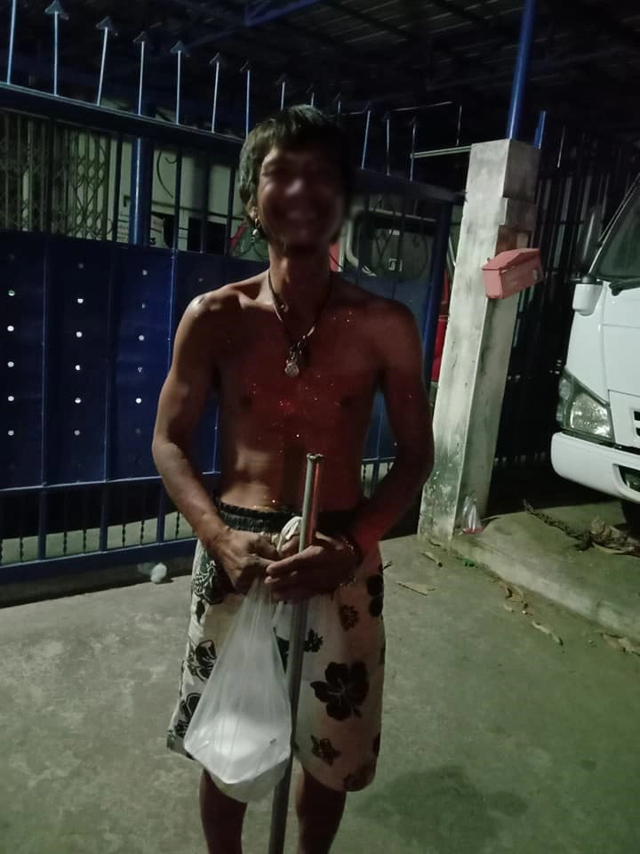 นักศึกษาหนุ่มใช้เวลาว่างเล่นดนตรีเปิดหมวก หาเงินซื้ออาหารแจกคนยากไร้