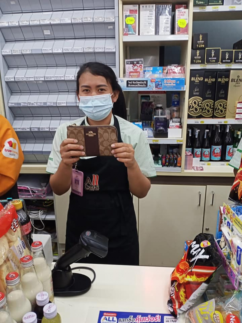 สาวน้ำตาไหล เห็นหน้าคุณลุงที่เก็บกระเป๋าตังค์ได้